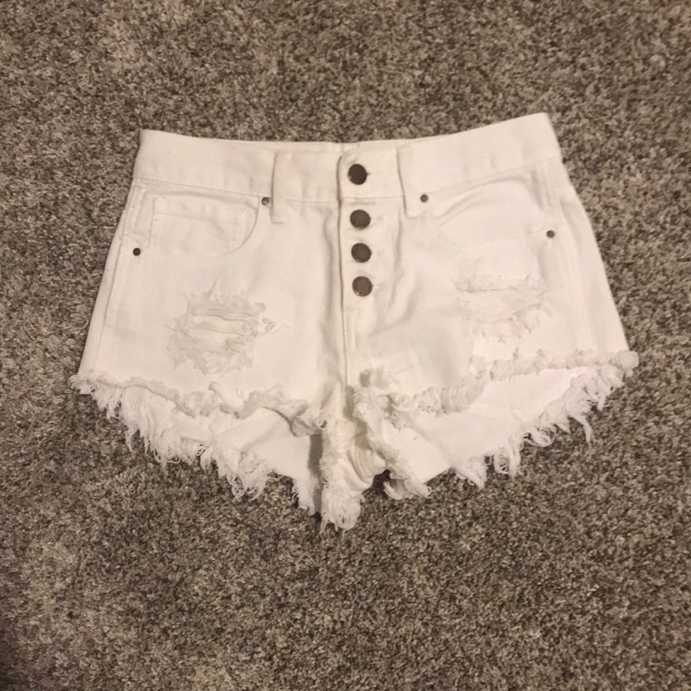 HIGH-WAISTED RIPPED SHORTS